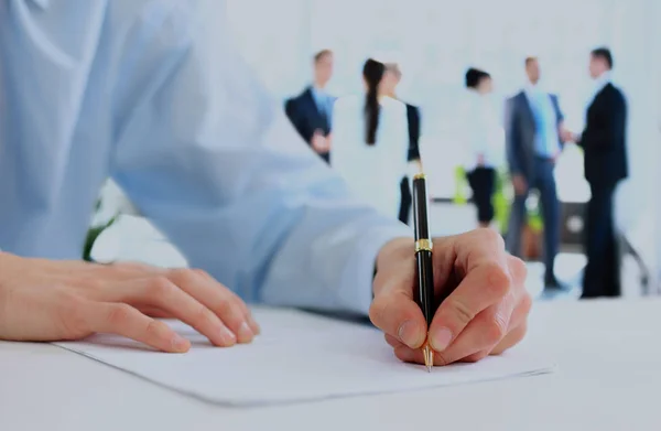 Manos escribiendo en un papel — Foto de Stock