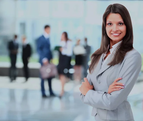 Business kvinna stående leende på ett kontor. — Stockfoto