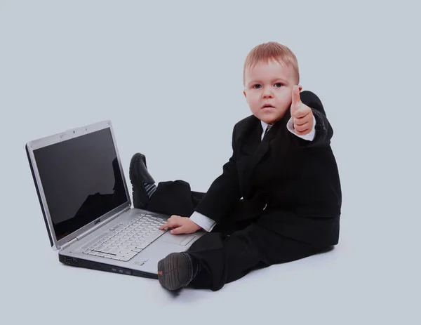 小男孩与笔记本电脑出现拇指在孤立的白色背景上的相机. — 图库照片