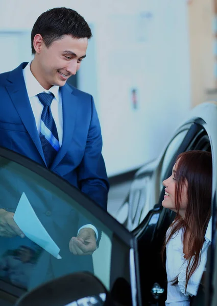 Frau kauft sich ein neues Auto. — Stockfoto