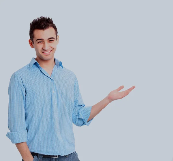 Χαρούμενος νεαρός επιχειρηματίας παρουσιάζοντας πάνω σε λευκό φόντο. — Φωτογραφία Αρχείου