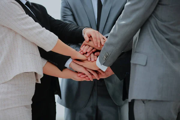 Geschäftsteam schließt sich zusammen. — Stockfoto