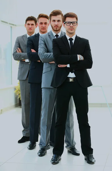 Business-team i en linje som ler mot kameran. — Stockfoto
