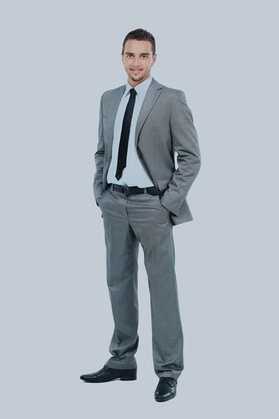 Ritratto del corpo pieno di felice uomo d'affari sorridente, isolato su sfondo bianco. — Foto Stock