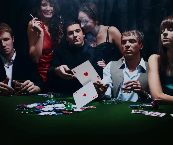 Os jovens estão jogando poker em um cassino . — Fotografia de Stock