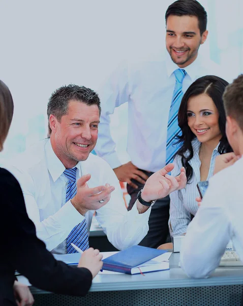 Obchodní lidé pracují a společně diskutovat na schůzce v kanceláři. — Stock fotografie