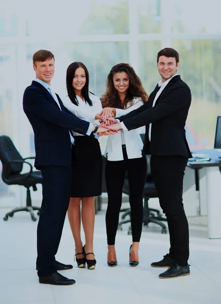 Groep van mensen uit het bedrijfsleven stapelen zich op hun handen samen. — Stockfoto