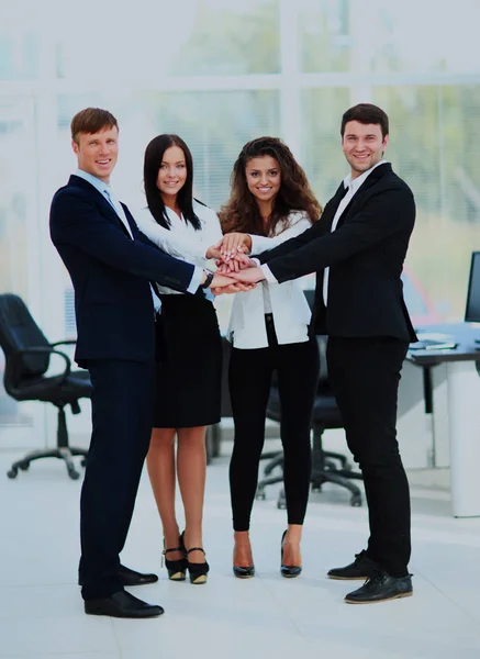 Grupo de empresarios amontonando sus manos . —  Fotos de Stock