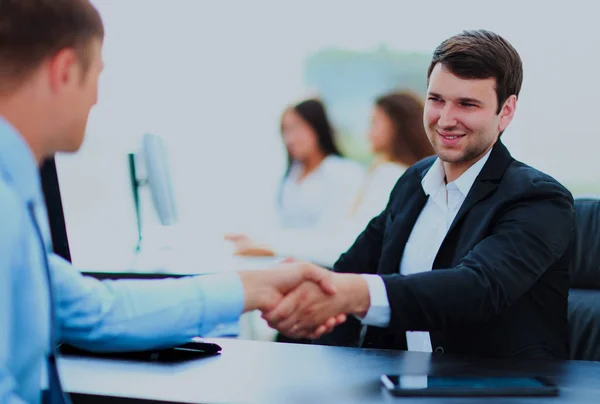 Der Verkäufer schüttelt den Kunden die Hand. — Stockfoto