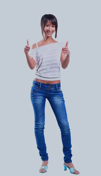 Retrato de cerca de una hermosa joven mostrando el signo de pulgares hacia arriba . — Foto de Stock