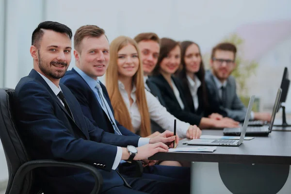 Geschäftsteam in einer Reihe, die in die Kamera lächelt. — Stockfoto