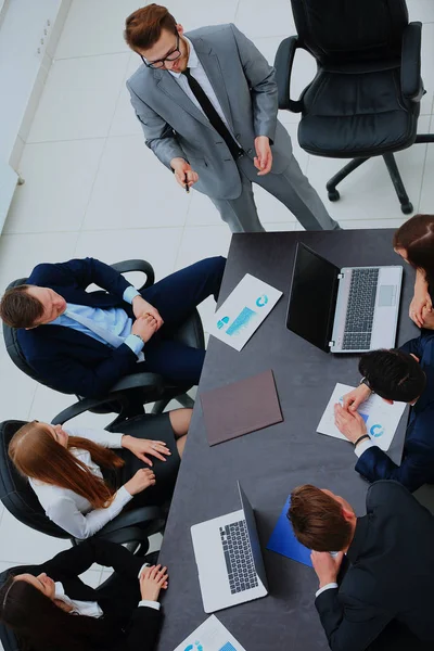 Pessoas de negócios que têm reunião do conselho no escritório moderno . — Fotografia de Stock