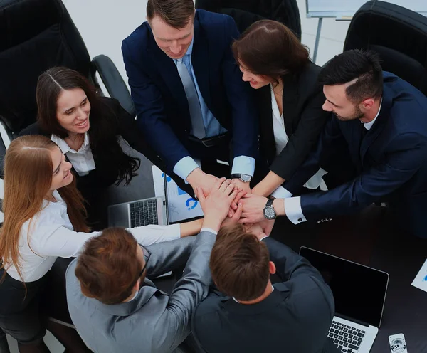 Zakelijke team eenheid met hun handen samen weergegeven:. — Stockfoto