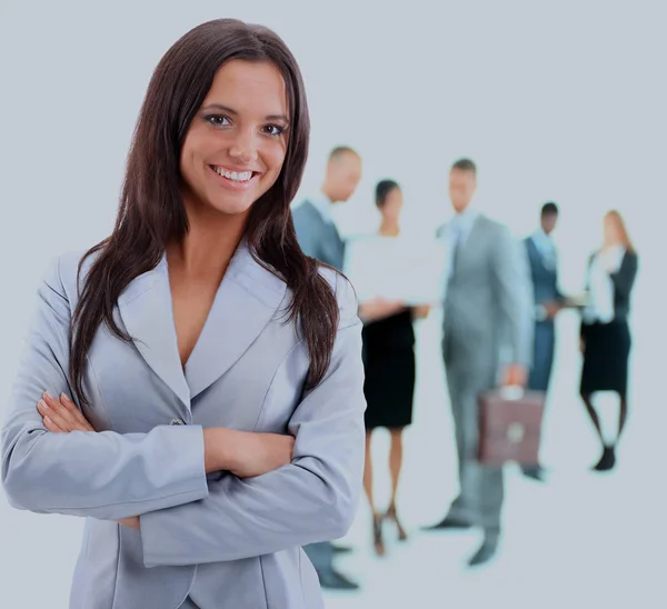 Retrato de una joven mujer de negocios con gente discutiendo en segundo plano . — Foto de Stock