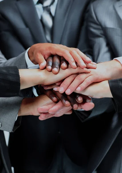 Un grupo diverso de trabajadores, manos apretadas en forma de trabajo en equipo . — Foto de Stock