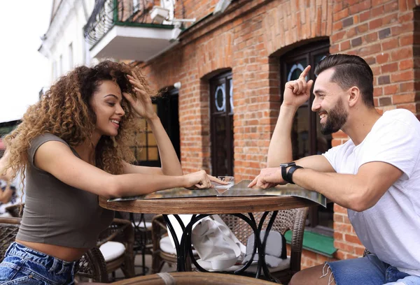 Trendy jonge paar drinken koffie café buiten — Stockfoto