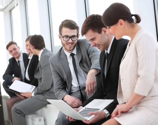 Brifingden önce meslektaşları ile çalışan