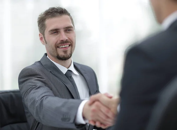 Primer plano .handshake de los socios comerciales por encima del escritorio — Foto de Stock