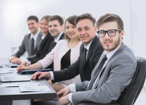 Homme d'affaires et équipe d'affaires sur le lieu de travail — Photo