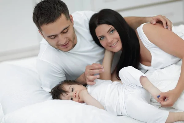 Linda manhã de família no quarto — Fotografia de Stock