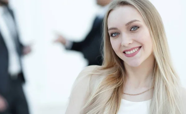 Close-up portret van een jonge vrouw tegen de achtergrond van collega 's — Stockfoto