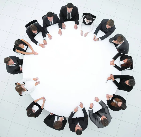 Coach lidera la sesión con el equipo de negocios sentado en una mesa redonda . — Foto de Stock