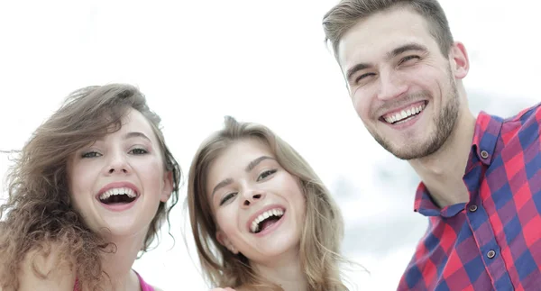 Detailní záběr tří mladých lidí usmívajících se na bílém pozadí — Stock fotografie