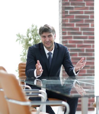 Boş bir masada oturan başarılı bir iş adamı.