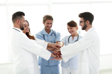 Doktorlar ve hemşireler el ele tutuşuyor. karşılıklı yardım kavramı.