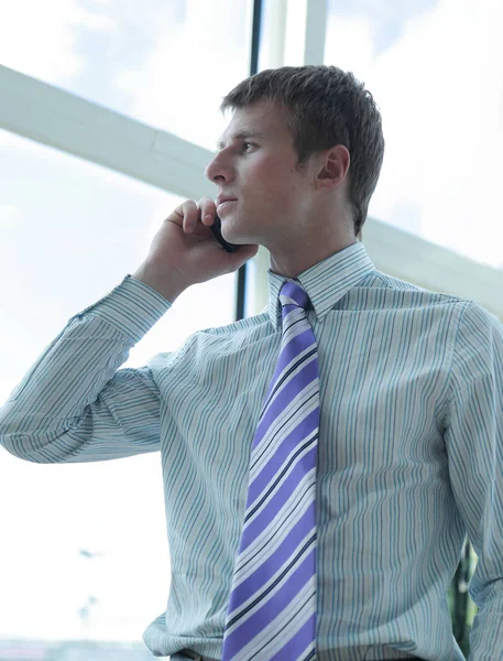 Telefon ofis salonunda konuşurken iş adamı — Stok fotoğraf