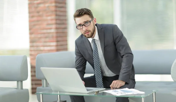 Retrato de un hombre de negocios moderno sentado en su escritorio . — Foto de Stock