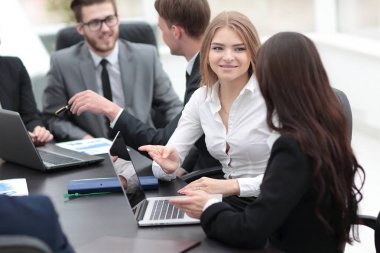 Kadın personeli ofiste