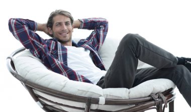 yakın çekim. başarılı bir adam büyük bir yuvarlak rahat sandalyede oturuyor