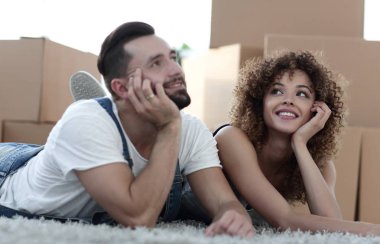 Mutlu çift arka planda karton kutu