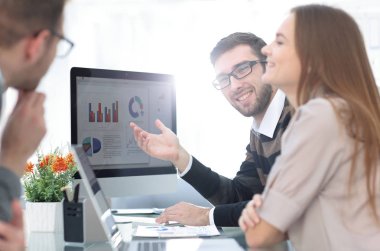 mali çizelgeleri tartışırken iş takım