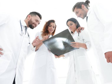 Doktor Röntgen tartışırken grup