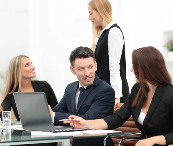 Equipo de negocios discutiendo nueva información, de pie frente a la computadora portátil abierta —  Fotos de Stock