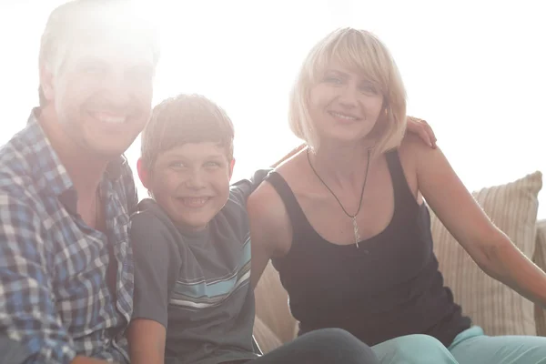 부모와 그들의 아들 앉아 거실에서 수상 및 미소 — 스톡 사진