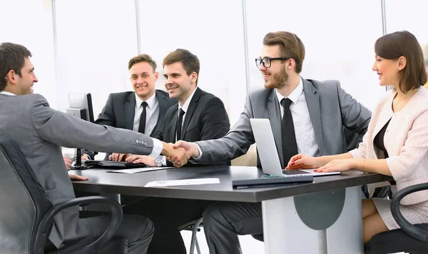 Stretta di mano di un manager e di un cliente al desk — Foto Stock