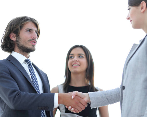 Бизнесмены пожимают руки в комнате с большим оконным туалетом