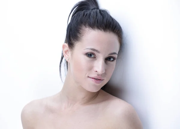 Close-up van een jonge vrouw met dagelijkse make-up. concept van huidverzorging — Stockfoto