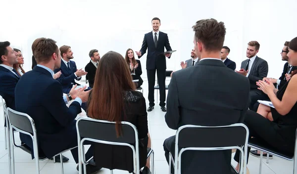 Coach lidera a sessão com a equipe de negócios . — Fotografia de Stock