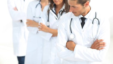 Doktorlar ve hemşirelerden oluşan bir ekip hastanede iş arkadaşı olarak.