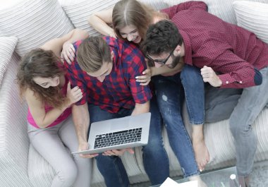 Fotoğraf laptop arıyorum arkadaş grubu.
