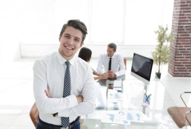 Ofisin arka planında başarılı bir işadamı.