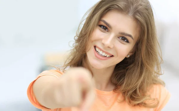 Primo piano di una giovane donna fiduciosa che mostra mano in avanti . — Foto Stock