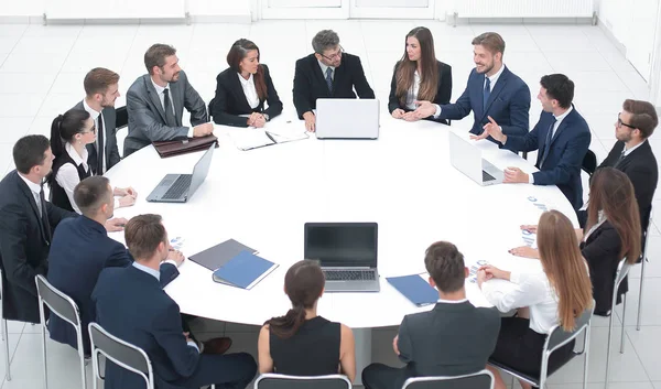 Geschäftspartner im Konferenzraum treffen. — Stockfoto