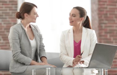 Proje işbirliği tartışırken iki iş kadınları