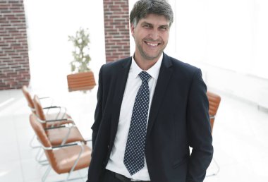 işadamı bir boş konferans salonu bir arka plan üzerinde