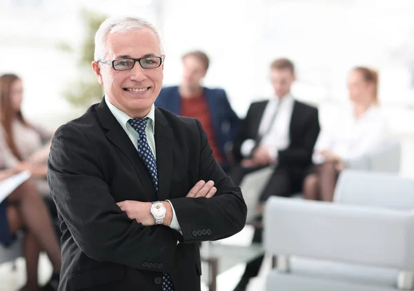 Sorridente chefe sênior no fundo do escritório — Fotografia de Stock